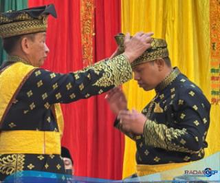 Hadiri Penabalan Datuk Seri Setia Amanah Gubri Abdul Wahid, Bupati Kasmarni Ucapkan Selamat dan Tahniah